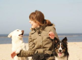 Leinenpöbler und Leinenhexen: Wenn der Spaziergang zum Spießrutenlauf wird Hundehalterin mit zwei Hunden