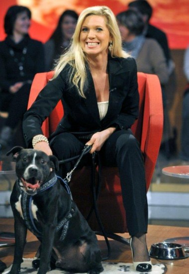 Maja v.Hohenzollern mit Hund Zorro, den sie rettete und dem man den Penis abgeschnitten hatte