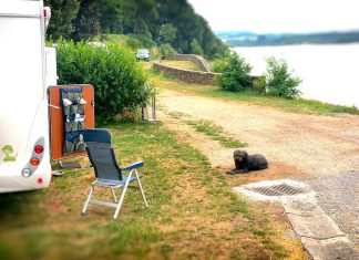 Wohnmobil Camping mit Hund am See