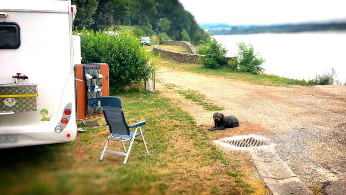 Wohnmobil Camping mit Hund am See