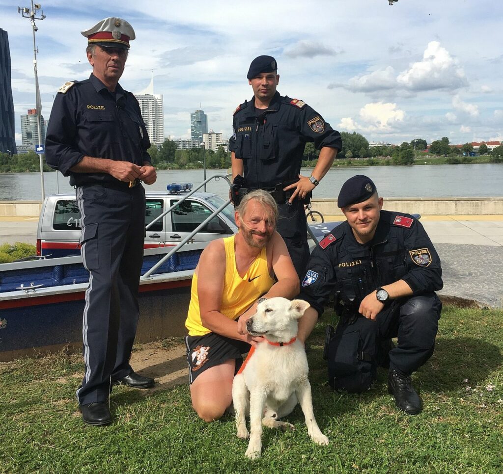 Wasserpolizei rettet Hund aus Donau